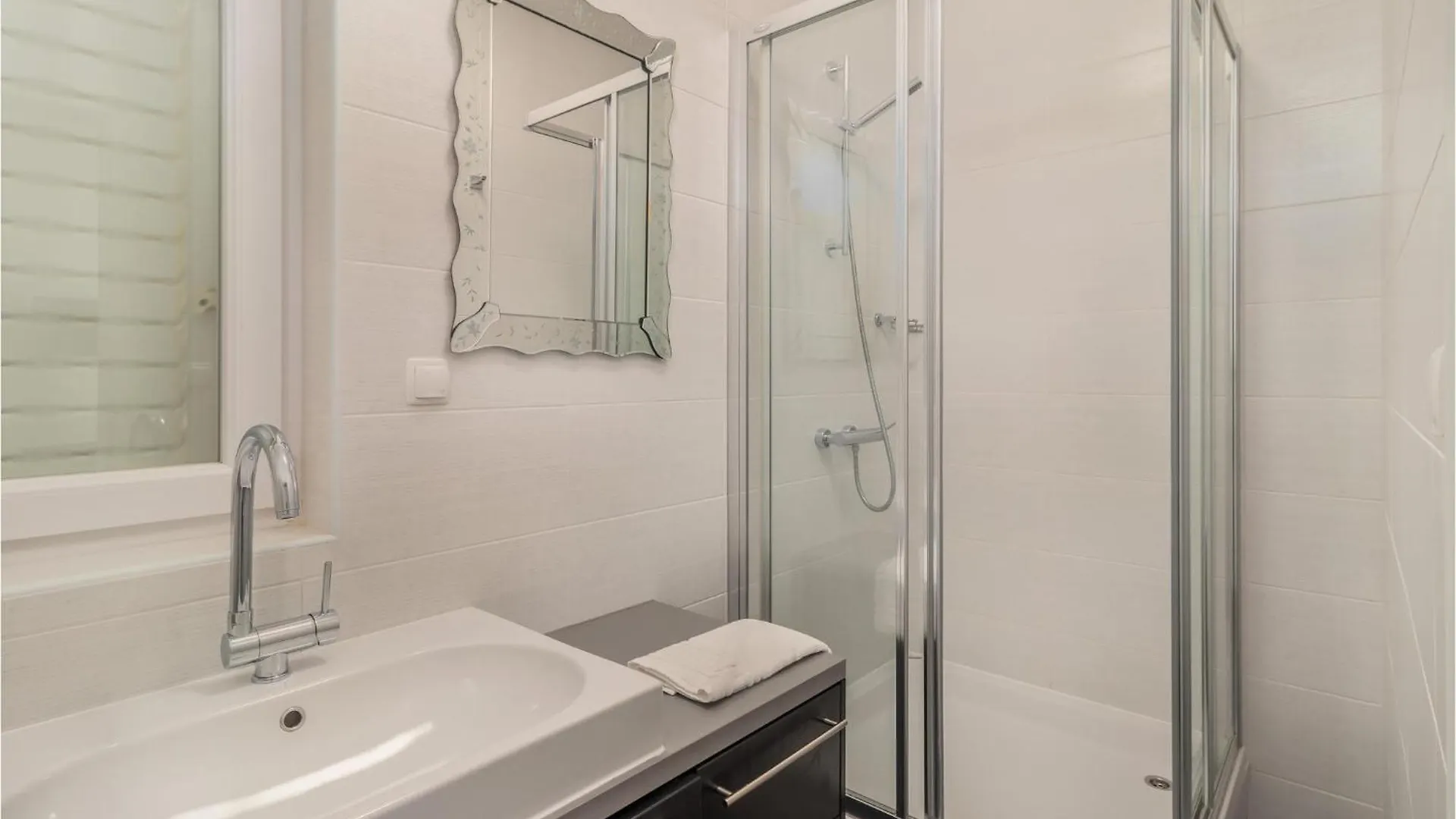 Lovely Apartment In Rab With House Sea View Palit