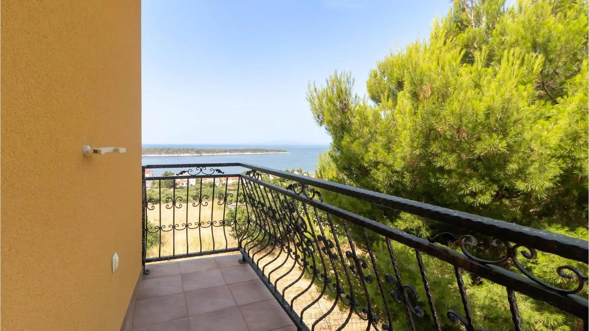 Lovely Apartment In Rab With House Sea View Palit