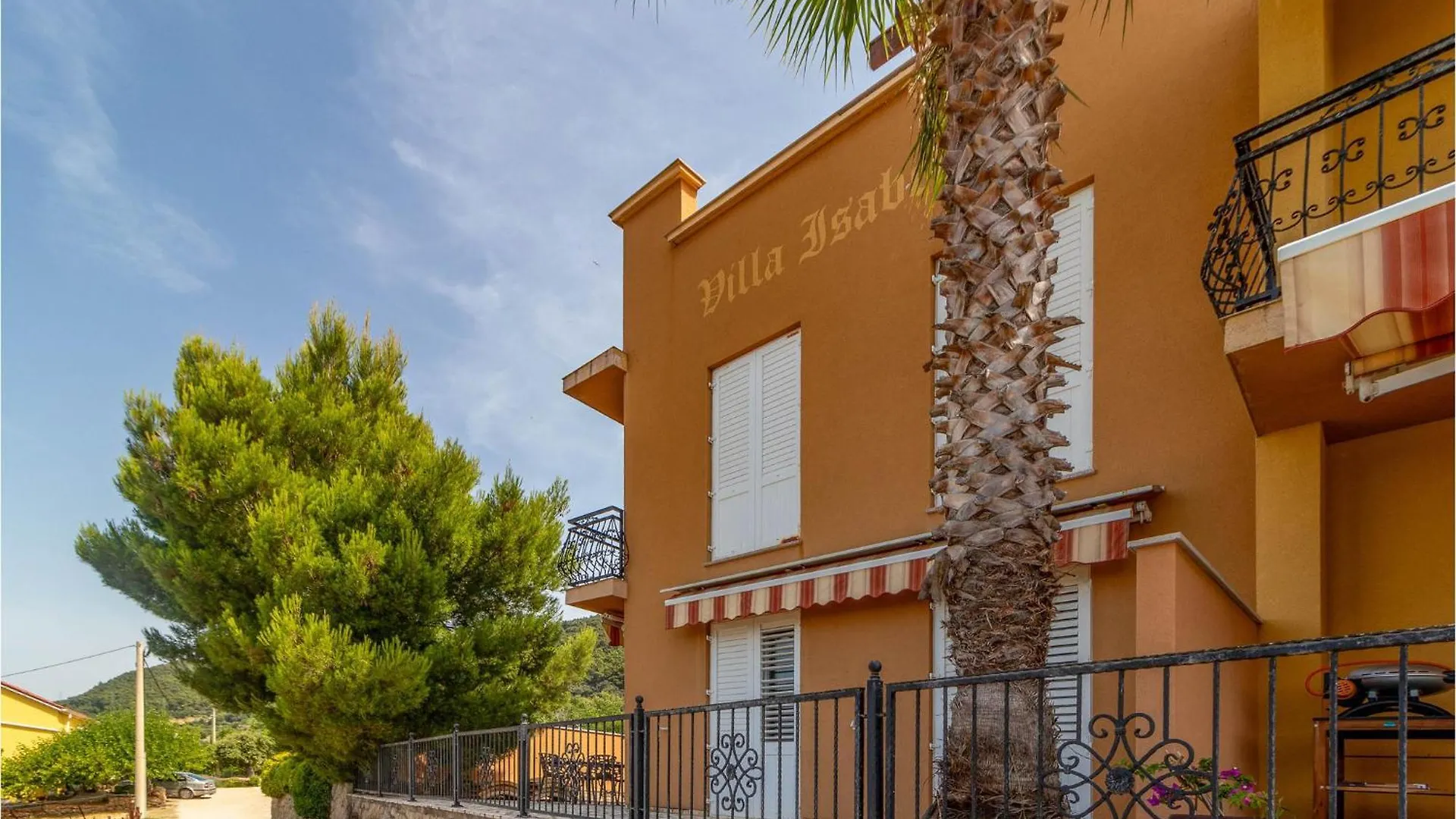Lovely Apartment In Rab With House Sea View Palit